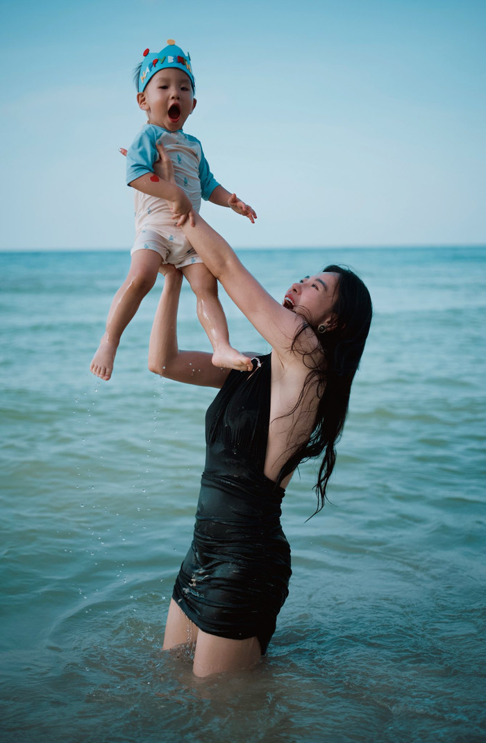 Phương Oanh nở nụ cười hạnh phúc bên các con.&nbsp;Ảnh: FBNV