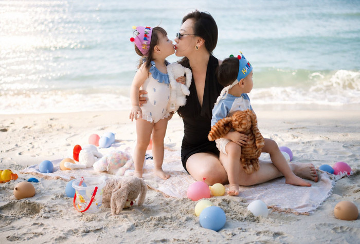 Diễn viên Phương Oanh đã chia sẻ loạt ảnh bên cặp song sinh nhân dịp sinh nhật hai con. Ảnh: FBNV