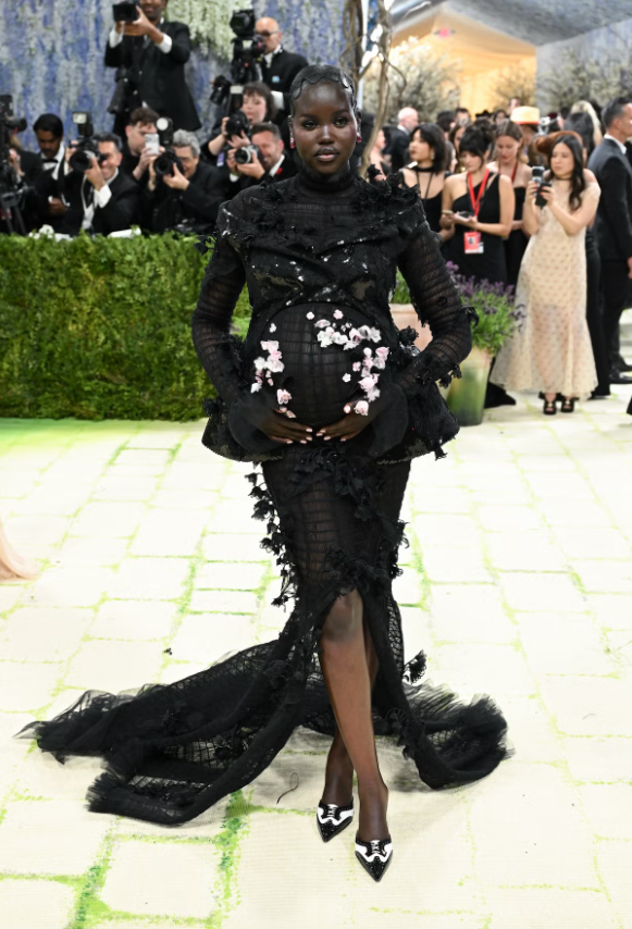 Adut Akech mang đôi giày mules của Thom Browne. Ảnh: Getty Images