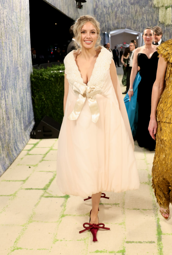 Anna Weyant kết hợp trang phục cùng giày cao gót Marc Jacobs. Ảnh: Getty Images
