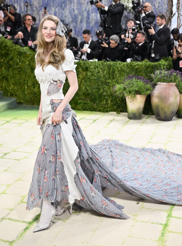 Hunter Schafer xuất hiện với đôi giày cao gót đến từ Prada. Ảnh: Getty Images