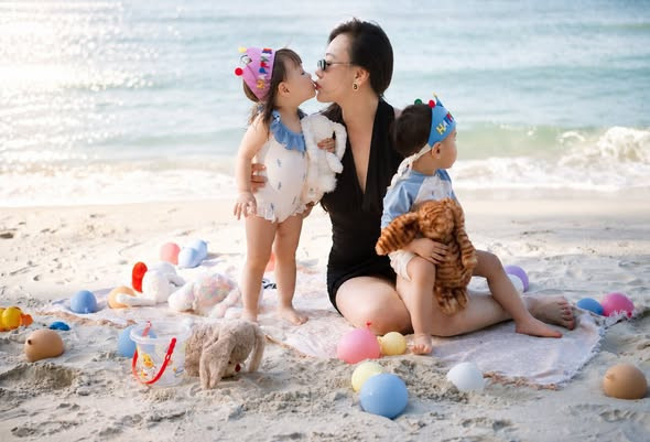 Phương Oanh chia sẻ loạt ảnh ấm áp bên hai con nhỏ, Ngọc Hà cũng để lại bình luận chúc mừng sinh nhật hai bé dưới bài đăng của nữ diễn viên.