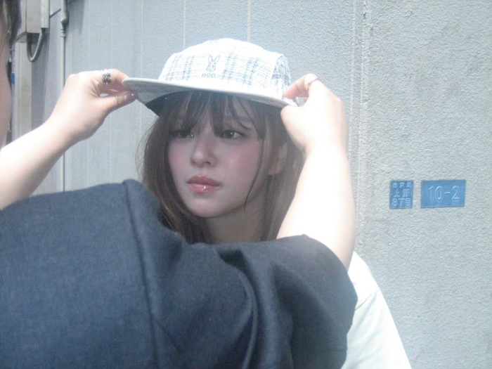 Jeongyeon để lộ gương mặt thanh thoát với đường nét rõ ràng hơn trước.