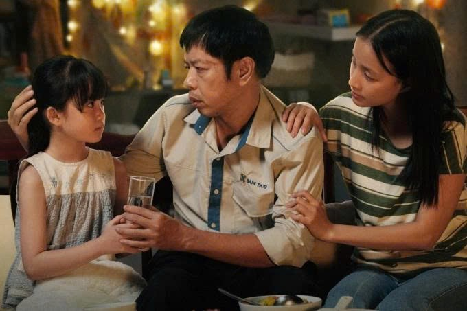 Bộ phim chọn cách quan sát đời sống và cảm xúc gia đình bằng sự chậm rãi và nhiều khoảng lặng.