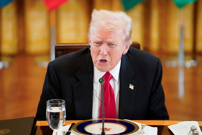 Trong một sự kiện khác, Donald Trump tiếp tục xuất hiện cùng chiếc cà vạt màu đỏ. Ảnh: Reuters