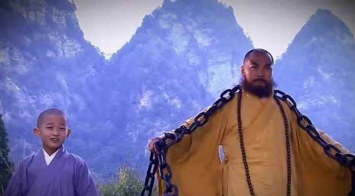 Giác Viễn là một lão tăng hiền lành của Thiếu Lâm Tự, quanh năm làm nhiệm vụ trông coi Tàng Kinh Các.&nbsp;