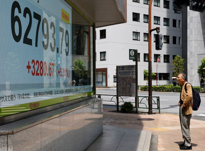 Bảng hiển thị giá cổ phiếu Nikkei bên ngoài một công ty môi giới chứng khoán ở Tokyo, Nhật Bản. Ảnh:&nbsp;