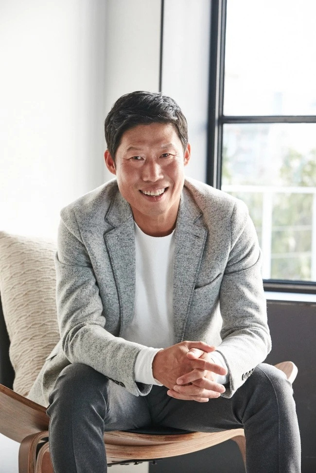 Yoo Hae Jin được yêu mến vì hình ảnh giản dị, kín tiếng và thường xuyên tham gia các hoạt động vì cộng đồng.&nbsp;(Ảnh từ Han Cinema)