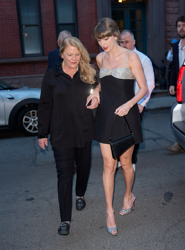 Taylor Swift xuất hiện đầy sang trọng trong tiệc tối cùng gia đình Ảnh 2