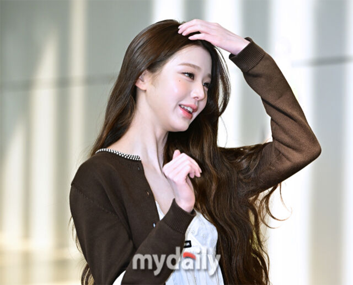 Ảnh sân bay gây sốt của Jang Won Young (IVE) Ảnh 4