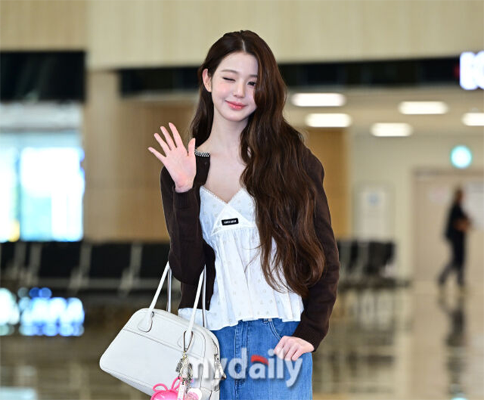 Ảnh sân bay gây sốt của Jang Won Young (IVE) Ảnh 2
