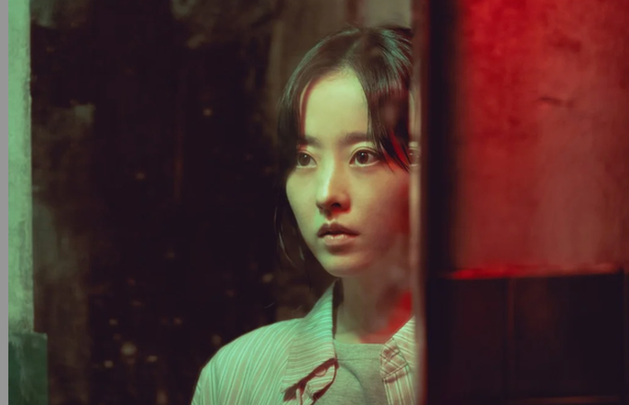 Tác phẩm giật gân - tội phạm xoay quanh Kim Hee Ju (Park Bo Young), nhân viên an ninh sân bay vô tình phát hiện va li chứa số vàng buôn lậu trị giá khổng lồ. Đứng trước cám dỗ lòng tham, cô quyết định mang số vàng bỏ trốn và nhanh chóng trở thành mục tiêu truy sát của nhiều thế lực ngầm liên quan đến sòng bạc thượng lưu Gold Land. Với tiết tấu dồn dập cùng bầu không khí căng thẳng xuyên suốt, bộ phim được xem là một trong những dự án kịch tính nổi bật nhất hiện nay.