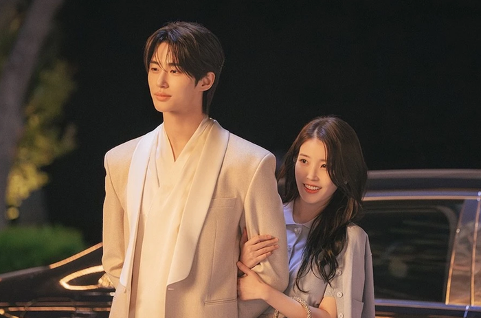 Lấy bối cảnh hoàng thất giả tưởng thời hiện đại, bộ phim xoay quanh Seong Hee Joo (IU) - nữ tài phiệt giàu có nhưng luôn bị giới quý tộc xem thường vì xuất thân thường dân, cùng Đại quân Lee Ahn (Byeon Woo Seok) - người mang thân phận cao quý nhưng bị ràng buộc bởi những quy tắc nghiêm ngặt của hoàng gia. Cuộc hôn nhân hợp đồng giữa cả hai mở ra chuỗi đấu đá quyền lực căng thẳng xen lẫn chuyện tình lãng mạn, giúp tác phẩm nhanh chóng tạo hiệu ứng lớn nhờ phần hình ảnh sang trọng và phản ứng hóa học nổi bật của cặp đôi chính.