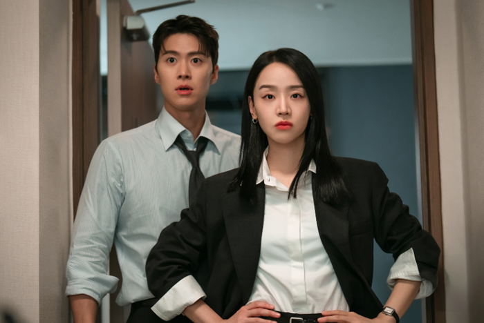 Thuộc thể loại hài lãng mạn công sở, bộ phim xoay quanh Noh Ki Jun (Gong Myung) - chuyên viên kiểm toán tài giỏi bất ngờ bị điều xuống bộ phận chuyên xử lý các vụ việc nhỏ nhặt và phải làm việc cùng nữ cấp trên khó tính Joo In Ah (Shin Hae Sun). Từ những màn đấu khẩu liên tục đến quá trình cùng nhau điều tra sai phạm nội bộ, mối quan hệ giữa hai nhân vật dần thay đổi, tạo nên màu sắc nhẹ nhàng, hài hước nhưng vẫn đủ cảm xúc để thu hút khán giả văn phòng.