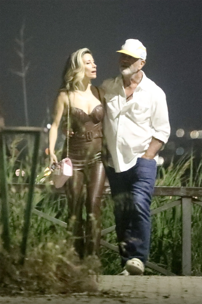 Nam tài tử Mel Gibson sánh đôi cùng người mẫu Ý - Antonella Salvucci.