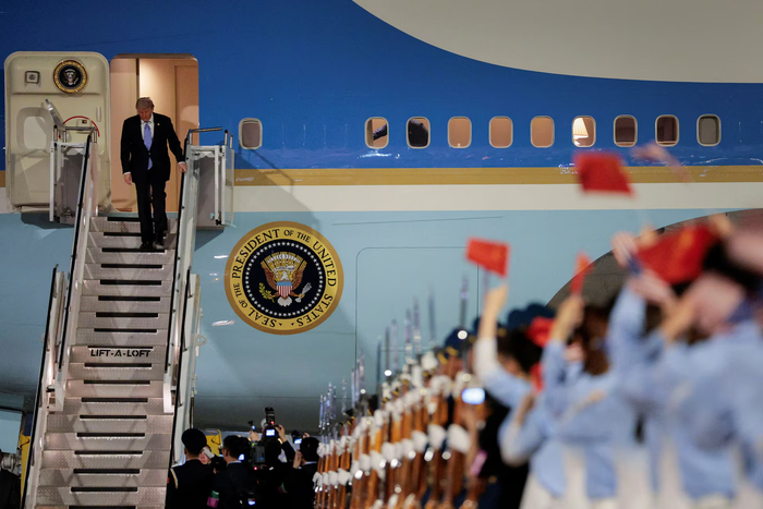 Tổng thống Mỹ Donald Trump hạ cánh xuống sân bay Bắc Kinh, bắt đầu hội nghị thượng đỉnh Ảnh 1
