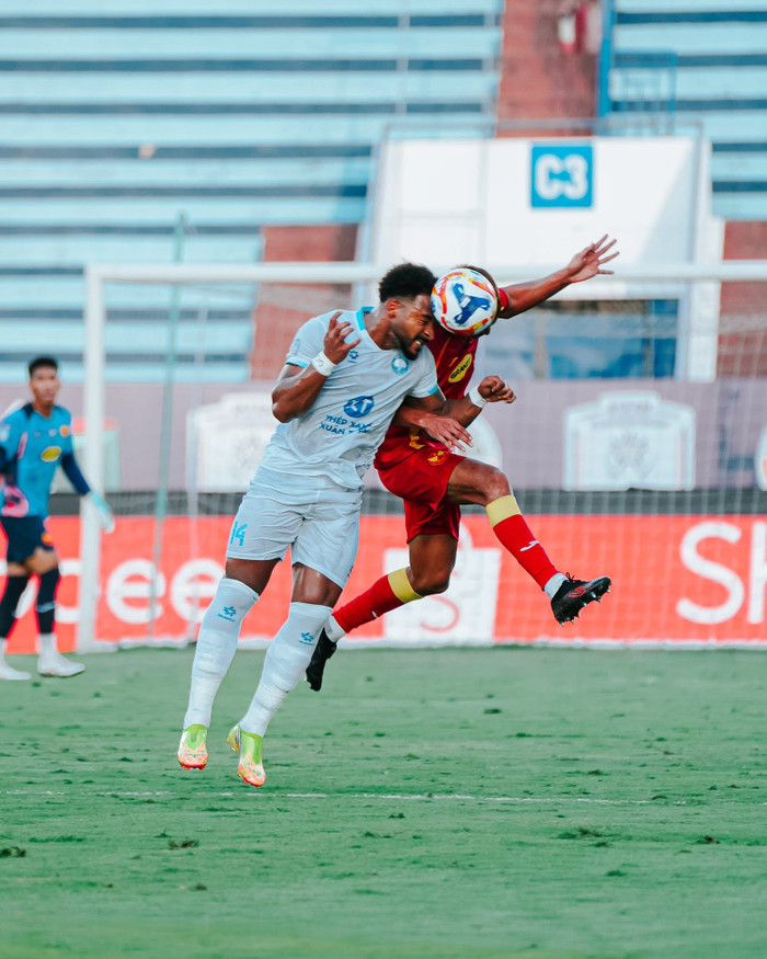 Tiền đạo Nguyễn Xuân Son đã buồn bã xin lỗi CĐV sau thất bại của Nam Định. Ảnh: Selangor