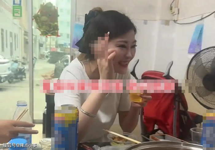 Thấy chồng buồn, người vợ gọi hai cô bạn thân đến khiến cộng đồng mạng tranh cãi Ảnh 2