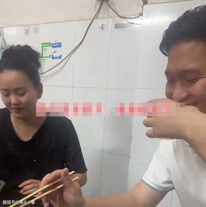 Thấy chồng buồn, người vợ gọi hai cô bạn thân đến khiến cộng đồng mạng tranh cãi Ảnh 4