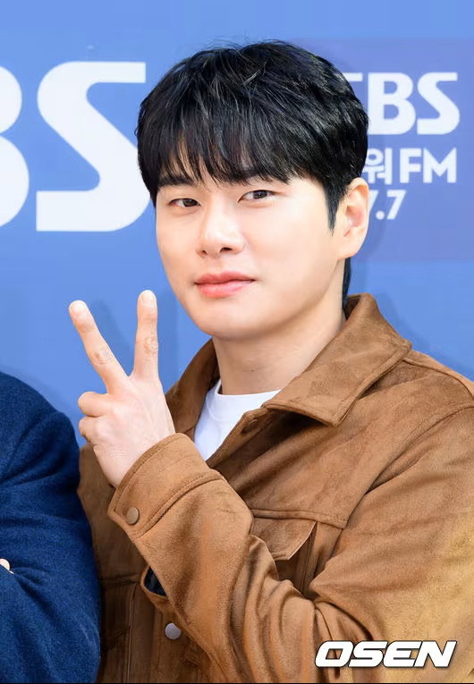 Phía công ty quản lý phủ nhận cáo buộc Lee Yi Kyung trốn thuế. (Ảnh từ Osen)