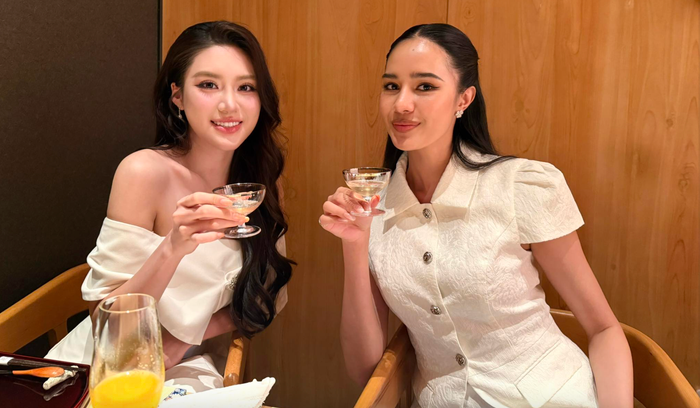 Phương Oanh vui vẻ chụp ảnh cùng đương kim Miss World. Ảnh: FBNV