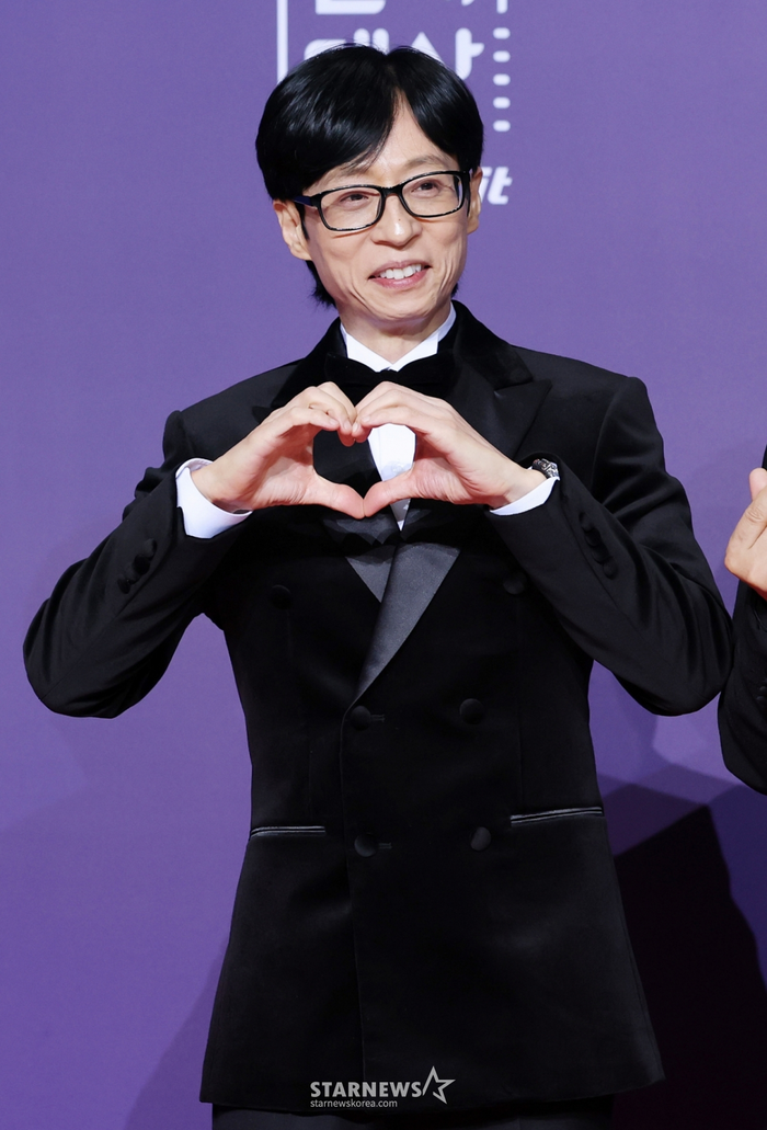 Hành động của Yoo Jae Suk với nhân viên ê-kíp một chương trình khiến nhiều người thích thú.