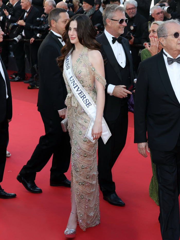Fatima Bosch đeo sash Miss Universe khi đi thảm đỏ.
