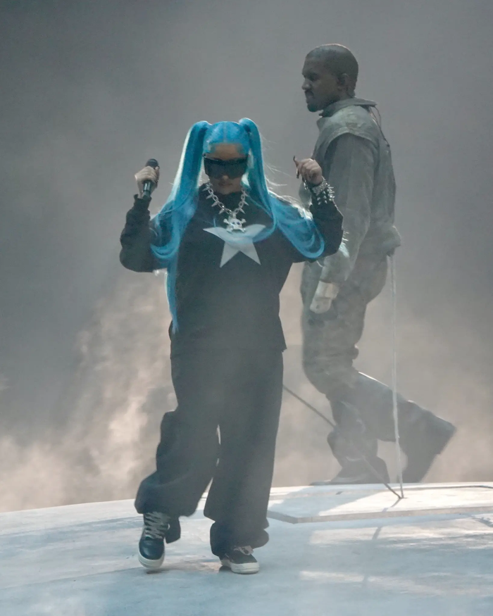 North West còn xuất hiện cùng cha trong concert đánh dấu màn tái xuất của Kanye West tại Los Angeles cách đây chưa lâu.