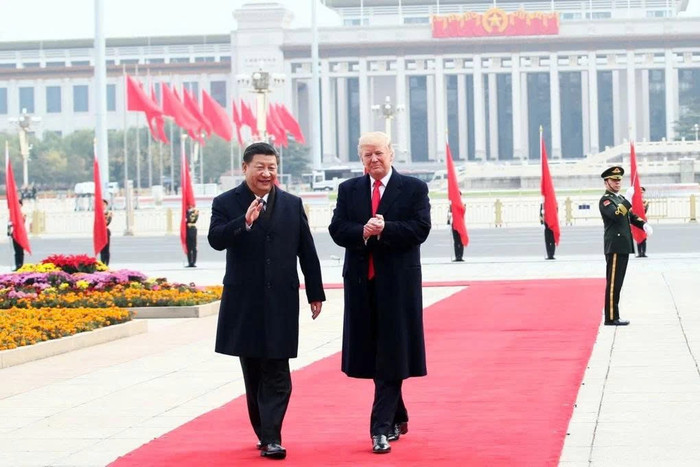 Trước đó, vào năm 2017, Chủ tịch Trung Quốc Tập Cận Bình đón Tổng thống Mỹ Donald Trump tới thăm Bắc Kinh. Có thể thấy, ở cuộc gặp này, Tổng thống Trump cũng đeo cà vạt màu đỏ. Ảnh: Tân Hoa Xã&nbsp;