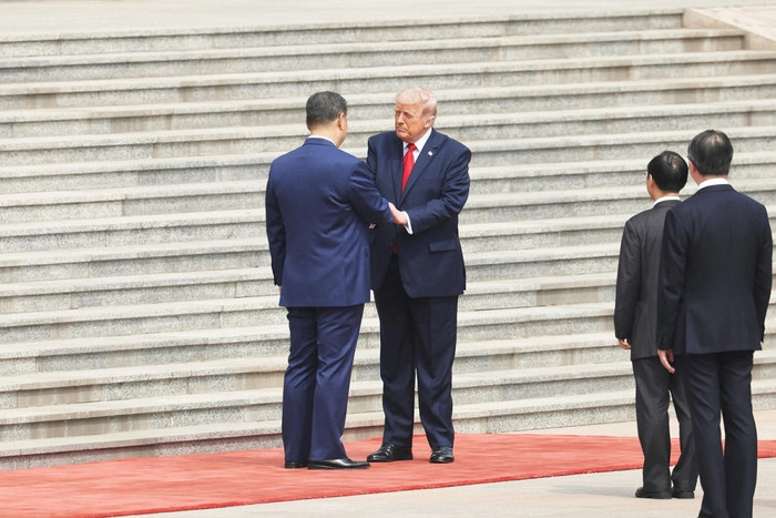 2 vị lãnh đạo quyền lực bắt tay nhau tại cuộc gặp. Ảnh: Reuters