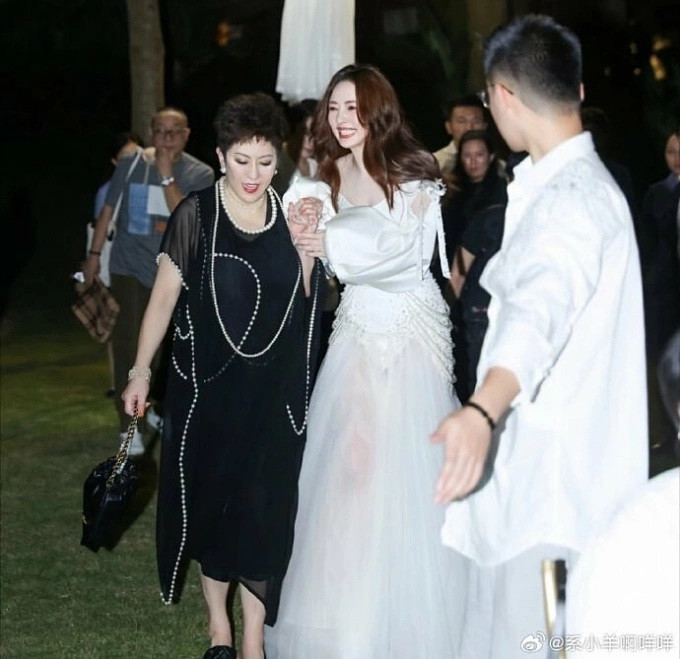 Quách Bích Đình và mẹ chồng. (Ảnh từ Weibo)