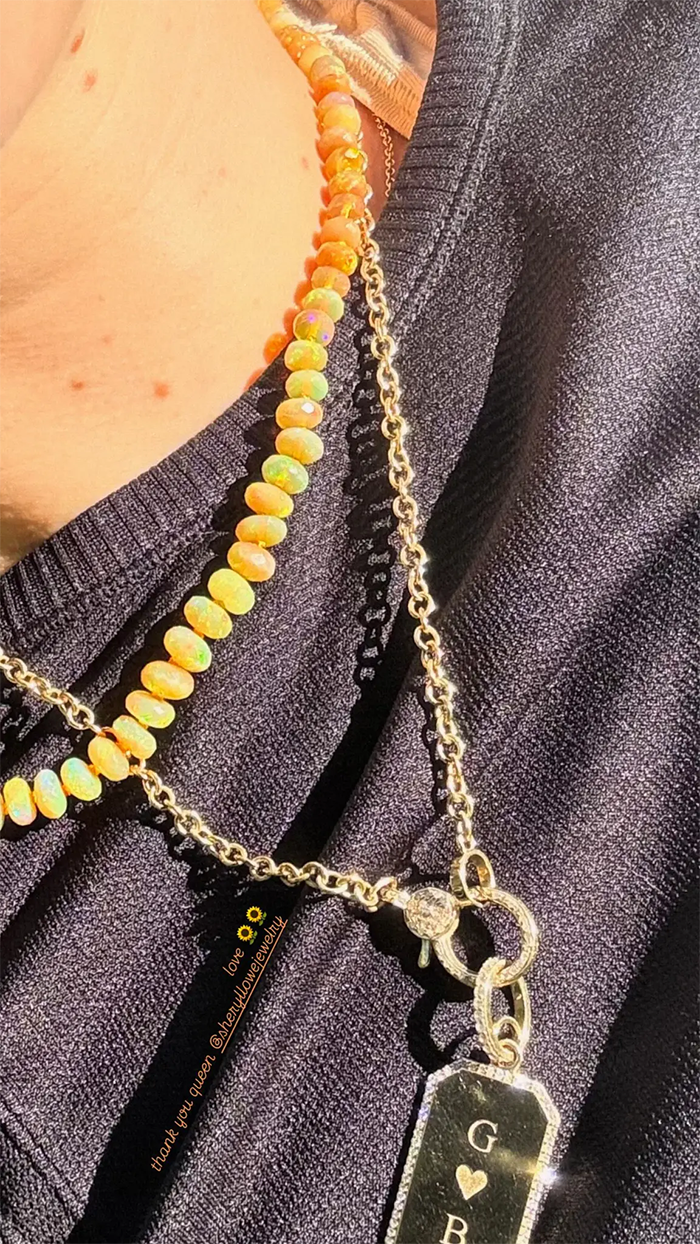Mặt dây chuyền nhỏ đính kim cương với ký tự “G” và “B” của Gigi Hadid gây chú ý.