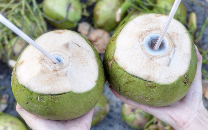 Mùa hè uống nước dừa thế nào để không phản tác dụng? Ảnh 2