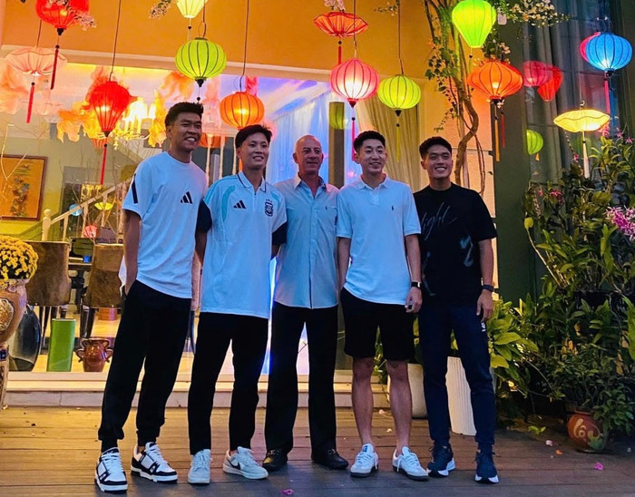 Khi nhiều người nhắc đến HLV Guillaume Graechen, họ thường gọi ông là người thầy của những nhà vô địch. Ảnh: FBNV