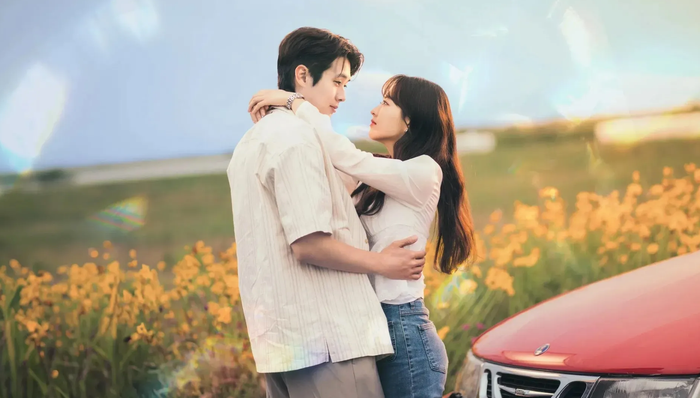 Bộ phim đánh dấu màn hợp tác ngọt ngào giữa tài tử Choi Woo-shik (vai Ko Gyeom) và 'mỹ nhân không tuổi' Park Bo-young (vai Kim Mu-bi). Ảnh: NSX