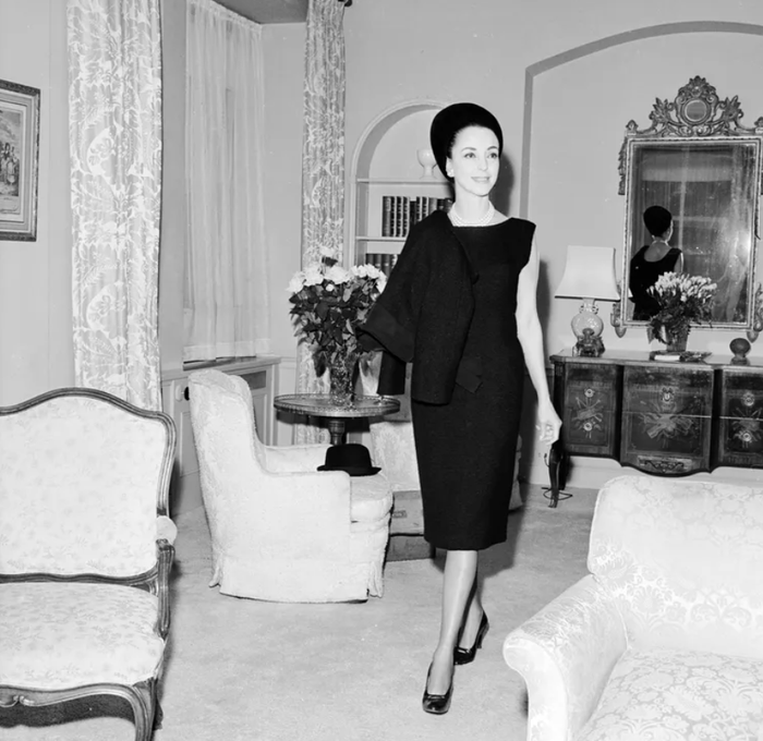 Năm 1961, Gloria Guinness mặc một phiên bản của chiếc váy suông Balenciaga. Ảnh: Getty Images