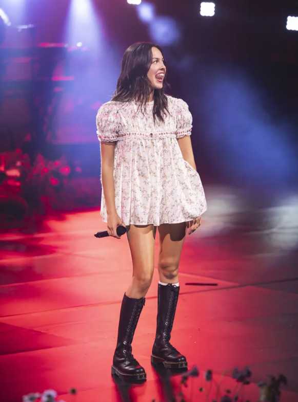 Olivia Rodrigo diện váy babydoll trong buổi concert ở Barcelona. Ảnh: Getty Images&nbsp;