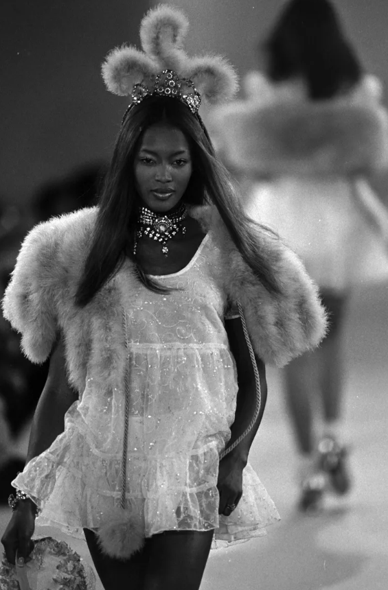Naomi Campbell trình diễn cho Anna Sui trong chiếc váy babydoll. Ảnh: Getty Images