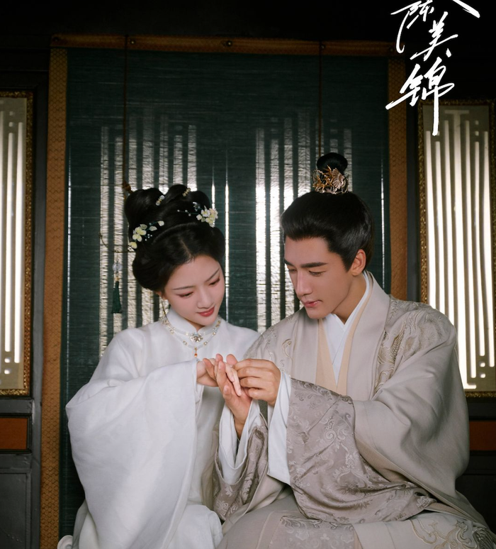 Trong Lương Trần Mỹ Cẩm, Thử Sa đảm nhận vai Trần Ngạn Duẫn - một quyền thần đầy mưu lược trong nội các. Nhân vật có vẻ ngoài điềm tĩnh, sâu sắc nhưng luôn là chỗ dựa kiên định cho nữ chính Cố Cẩm Triêu. Diễn xuất tiết chế cùng khí chất cổ trang phù hợp giúp Thử Sa nhận được nhiều phản hồi tích cực sau những tập đầu lên sóng. Sức hút của vai diễn cũng góp phần giúp bộ phim duy trì độ nóng trên cả truyền hình lẫn nền tảng trực tuyến.