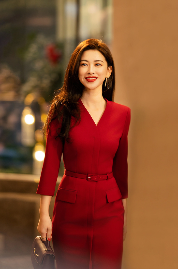 Chu Châu thu hút sự quan tâm nhờ vai Hứa Mật Ngữ trong Mật Ngữ Kỷ. Nhân vật là người phụ nữ từng trải qua cuộc hôn nhân đổ vỡ và quyết định ly hôn đúng ngày kỷ niệm 6 năm cưới để tìm lại bản thân. Hành trình bắt đầu lại từ công việc lao công rồi dần chữa lành và tìm thấy tình yêu mới giúp vai diễn nhận nhiều đồng cảm từ khán giả trưởng thành. Bộ phim đô thị tình cảm đóng cùng Chung Hán Lương hiện đạt thành tích tốt trên bảng xếp hạng Vân Hợp.