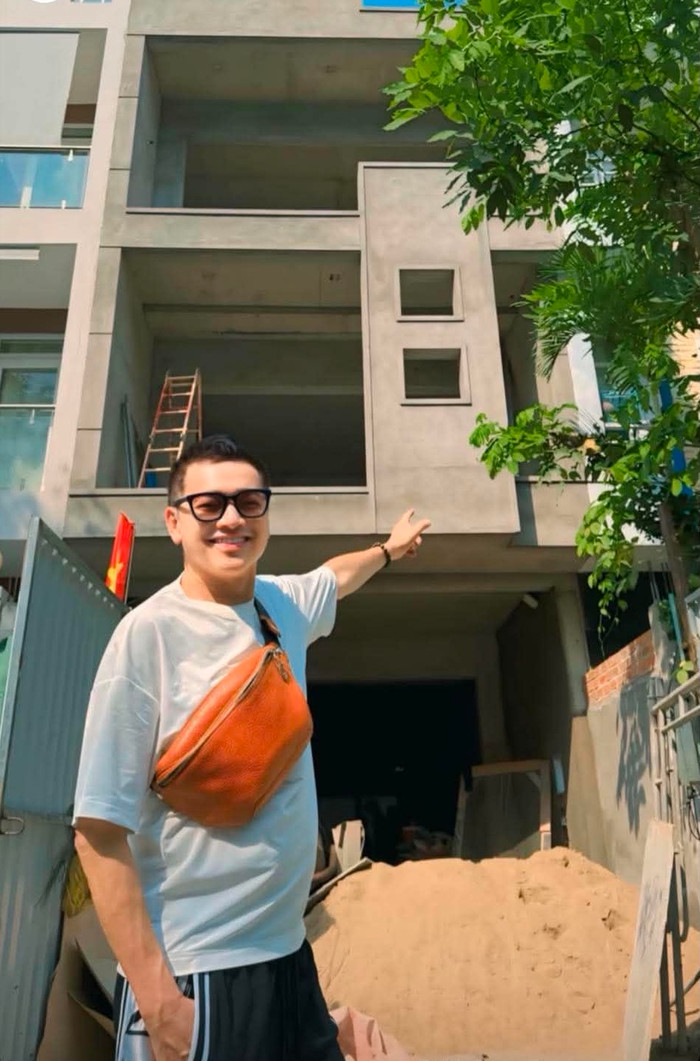 Nghệ sĩ Quang Minh đứng trước tổ ấm đang dần hoàn thiện.