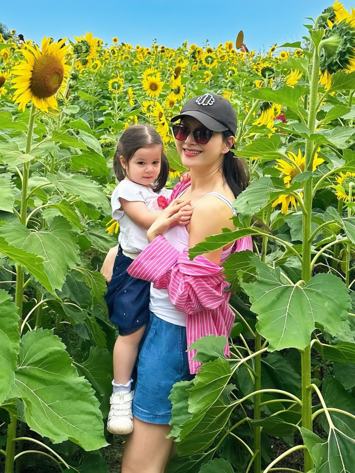 Diễn viên Lan Phương thu hút sự chú ý khi đăng tải loạt khoảnh khắc vui vẻ bên con gái. Ảnh: FBNV