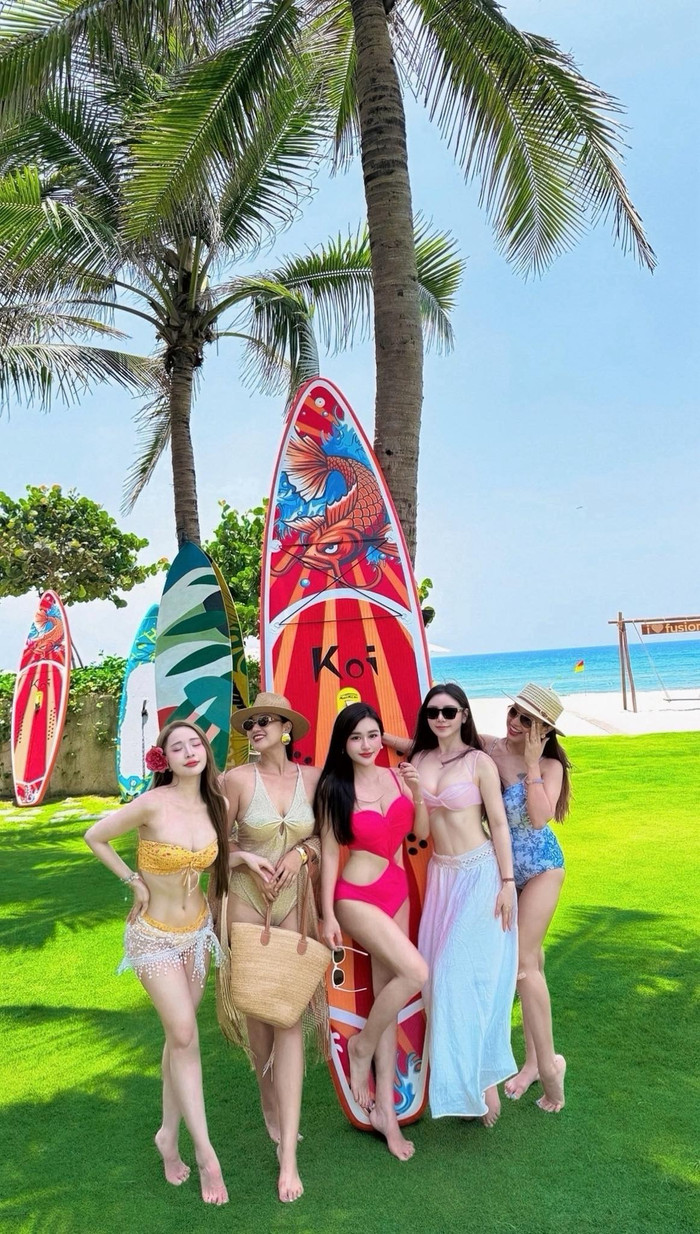 Quỳnh Kool diện áo tắm táo bạo, đọ dáng cùng nhóm bạn thân showbiz.