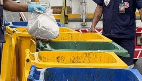 Đang dọn thùng rác thì thấy chiếc túi lạ, lao công kinh hoàng khi mở ra Ảnh 2