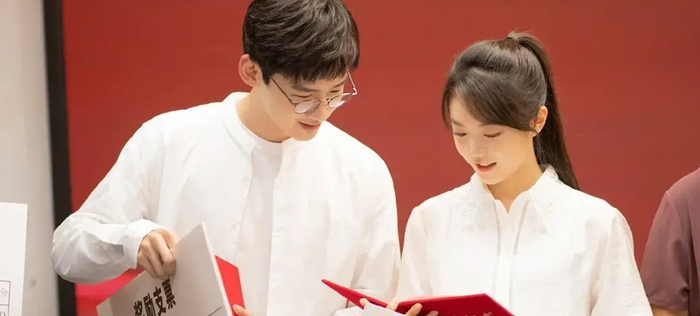 Khai Đoan thu hút nhờ nội dung vòng lặp thời gian đầy kịch tính bởi Bạch Kính Đình và Triệu Kim Mạch thủ vai. Ảnh: Sohu