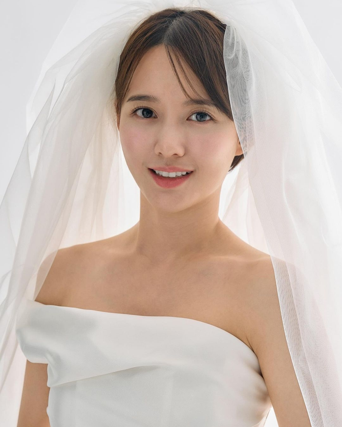 Nữ diễn viên kết hôn với bạn trai doanh nhân đồng trang lứa vào tháng 5 năm ngoái.