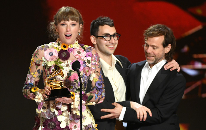 Nhà sản xuất đứng sau Taylor Swift gay gắt chỉ trích nghệ sĩ sử dụng AI trong âm nhạc Ảnh 1