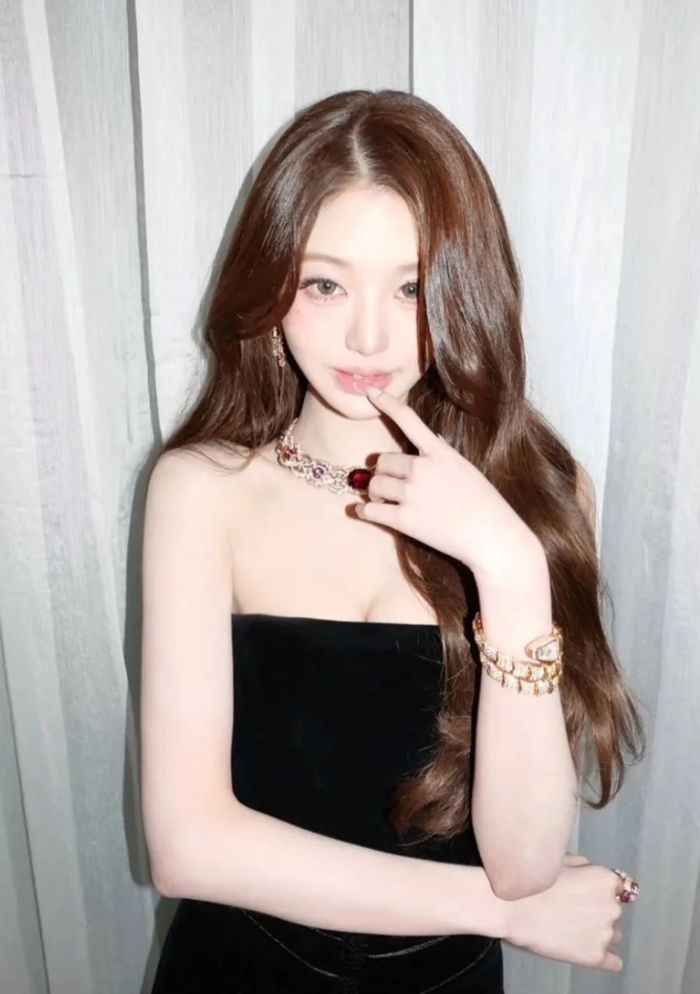 Jang Won Young (IVE) diện váy hở vai táo bạo Ảnh 2