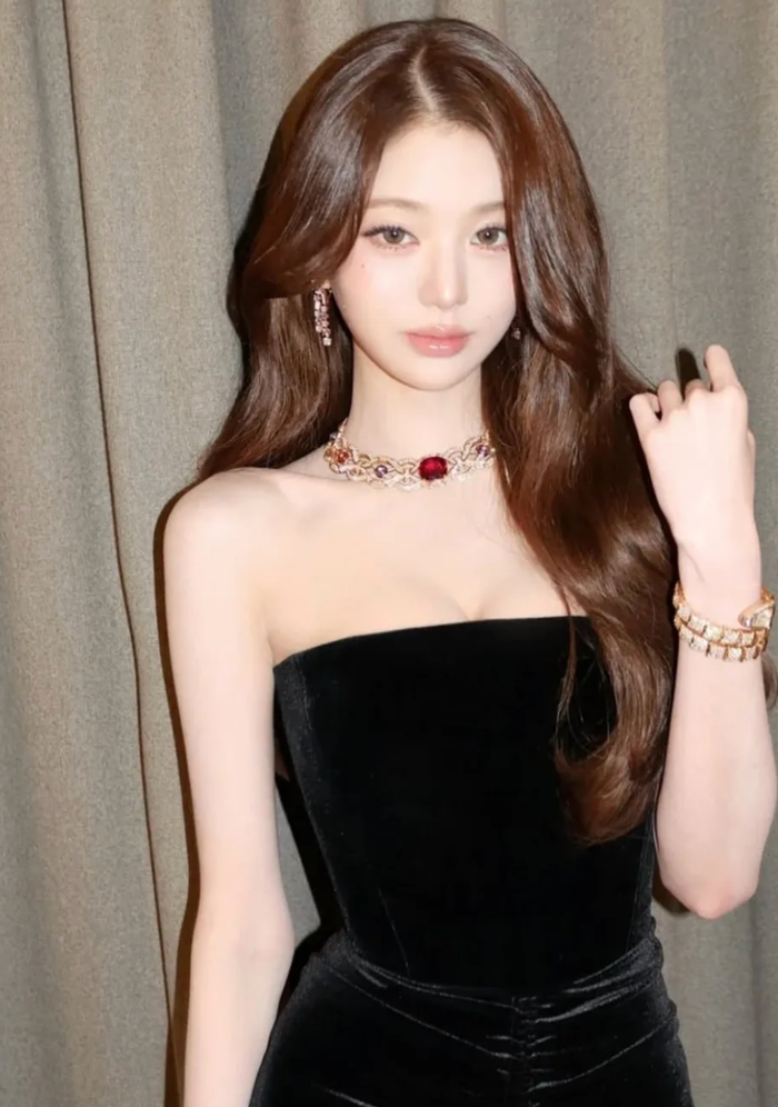 Khoảnh khắc Jang Won Young diện váy hở vai táo bạo nhận được 'mưa lời khen'.
