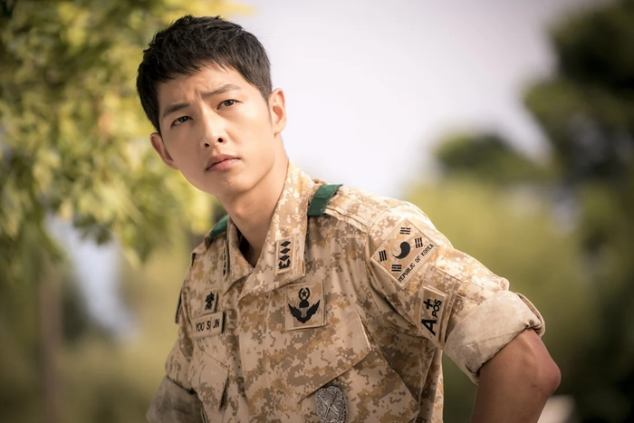 Đây là lần đầu tiên Song Joong Ki trở lại KBS sau gần 10 năm kể từ thành công vang dội của Hậu Duệ Mặt Trời.